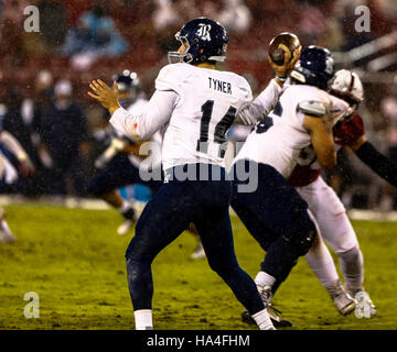 Palo Alto, Californie, USA. 26 Nov, 2016. Quarterback riz Jackson Tyner (14) se prépare pour un laissez-passer vs Stanford en NCAA football action à l'Université de Stanford, avec le riz Les hiboux se rendant sur le Stanford Cardinal. Stanford a gagné le match 41-17. © Seth Riskin/ZUMA/Alamy Fil Live News Banque D'Images