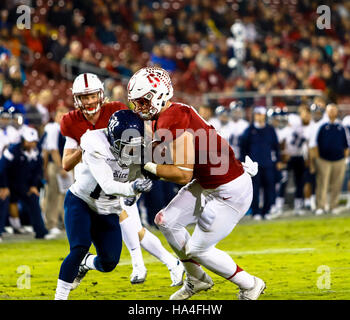 Palo Alto, Californie, USA. 26 Nov, 2016. Tight End Stanford Dalton Schultz (9) un passage à l'action football NCAA à l'Université de Stanford, avec le riz Les hiboux se rendant sur le Stanford Cardinal. Stanford a gagné le match 41-17. © Seth Riskin/ZUMA/Alamy Fil Live News Banque D'Images