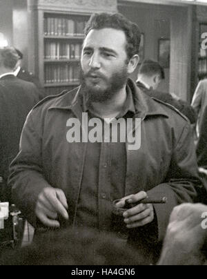 Le premier ministre Fidel Castro de Cuba s'adresse aux journalistes après un déjeuner National Press Club à Washington, DC Le 20 avril 1959. Son apparence est venu moins de quatre mois après avoir pris le pouvoir à Cuba et il a dit qu'il n'avait pas d'ambitions dictatoriales. - Pas de service de fil- Photo : Benjamin E. 'Gene' Forte/consolidé/dpa Banque D'Images