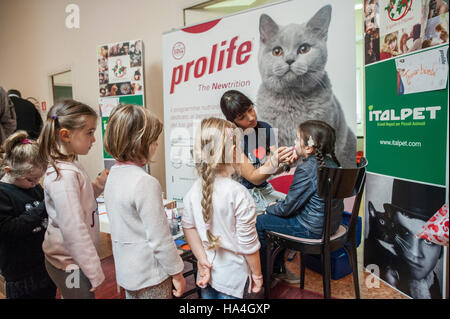 Vérone, Italie. 27 novembre, 2016. Le toilettage d'animal familier d'un beau chat au cours de l'exposition féline internationale 2016. L'Exposition Internationale Féline est l'événement dédié aux plus beaux chats du monde. Prendre une photo de souvenir d'hôtesse au cours de l'exposition féline internationale 2016. Crédit : Tony Anna Mingardi/éveil/Alamy Live News Banque D'Images