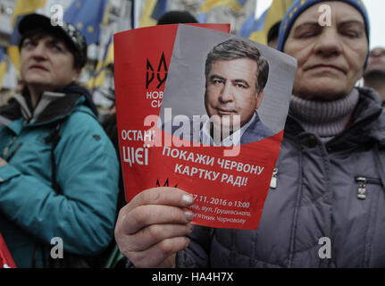 Kiev, Ukraine. 27 Nov, 2016. Quelques centaines de personnes participent à un rallye sur invalider Verkhovna Rada organisée par 'le mouvement des énergies nouvelles'' et de son chef, Mikheil Saakashvili dans quartier parlementaire le centre-ville de Kiev, le 27 novembre 2016. 'Nouvellement organisée la circulation des énergies nouvelles'' dirigé par Mikhaïl Saakachvili (ancien président de la Géorgie et de l'ex-gouverneur de la région d'Odessa en Ukraine) encourage les ukrainiens à attaquer le Parlement, qui n'est pas en mesure, selon les déclarations, de fournir les réformes au sein de l'état. © Sergii Kharchenko/ZUMA/Alamy Fil Live News Banque D'Images