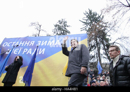 Kiev, Ukraine. 27 Nov, 2016. Ex-gouverneur de la région d'Odessa en Ukraine en ce moment a démissionné de Mikheil Saakashvili est vu lors d'un rassemblement sous le slogan "l'hiver dernier avec l'actuel Parlement'' qui s'est tenue à Kiev centre-ville quartier parlementaire, le 27 novembre 2016. 'Nouvellement organisée la circulation des énergies nouvelles'' dirigé par Mikhaïl Saakachvili (ancien président de la Géorgie et de l'ex-gouverneur de la région d'Odessa en Ukraine) encourage les ukrainiens à attaquer le Parlement, qui n'est pas en mesure, selon les déclarations, de fournir les réformes au sein de l'état. © Sergii Kharchenko/ZUMA/Alamy Fil Live News Banque D'Images