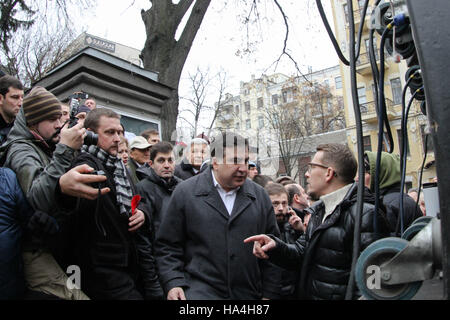 Kiev, Ukraine. 27 Nov, 2016. Ex-gouverneur de la région d'Odessa en Ukraine en ce moment a démissionné de Mikheil Saakashvili est vu lors d'un rassemblement sous le slogan "l'hiver dernier avec l'actuel Parlement'' qui s'est tenue à Kiev centre-ville quartier parlementaire, le 27 novembre 2016. 'Nouvellement organisée la circulation des énergies nouvelles'' dirigé par Mikhaïl Saakachvili (ancien président de la Géorgie et de l'ex-gouverneur de la région d'Odessa en Ukraine) encourage les ukrainiens à attaquer le Parlement, qui n'est pas en mesure, selon les déclarations, de fournir les réformes au sein de l'état. © Sergii Kharchenko/ZUMA/Alamy Fil Live News Banque D'Images