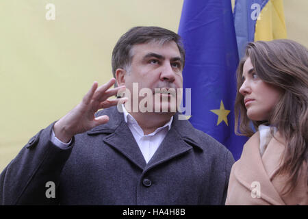 Kiev, Ukraine. 27 Nov, 2016. Ex-gouverneur de la région d'Odessa en Ukraine en ce moment a démissionné de Mikheil Saakashvili parle à l'ancien juge en chef de la douane d'Odessa Yulia Marushevska à un rassemblement sous le slogan "l'hiver dernier avec l'actuel Parlement'' qui s'est tenue à Kiev centre-ville quartier parlementaire, le 27 novembre 2016. 'Nouvellement organisée la circulation des énergies nouvelles'' dirigé par Mikhaïl Saakachvili (ancien président de la Géorgie et de l'ex-gouverneur de la région d'Odessa en Ukraine) encourage les ukrainiens à attaquer le Parlement, qui n'est pas en mesure, selon les déclarations, de fournir les réformes au sein de l'état. (Credi Banque D'Images