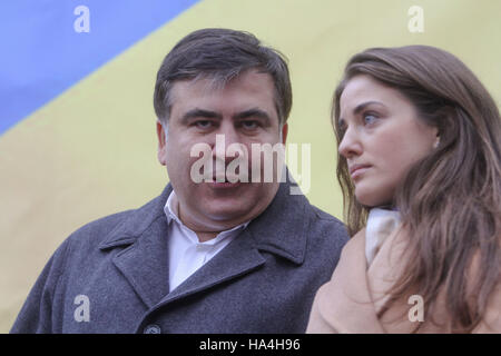 Kiev, Ukraine. 27 Nov, 2016. Ex-gouverneur de la région d'Odessa en Ukraine en ce moment a démissionné de Mikheil Saakashvili parle à l'ancien juge en chef de la douane d'Odessa Yulia Marushevska à un rassemblement sous le slogan "l'hiver dernier avec l'actuel Parlement'' qui s'est tenue à Kiev centre-ville quartier parlementaire, le 27 novembre 2016. 'Nouvellement organisée la circulation des énergies nouvelles'' dirigé par Mikhaïl Saakachvili (ancien président de la Géorgie et de l'ex-gouverneur de la région d'Odessa en Ukraine) encourage les ukrainiens à attaquer le Parlement, qui n'est pas en mesure, selon les déclarations, de fournir les réformes au sein de l'état. (Credi Banque D'Images