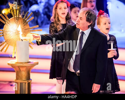 Suhl, Allemagne. 26 Nov, 2016. La chanteuse irlandaise Chris de Burgh au 'Adventsfest der 100,000 Lichter' (lt. Festival de l'avent de 100 000 lumières) à l'intérieur de la Congress Centrum Suhl, en Allemagne, 26 novembre 2016. Le spectacle a été diffusé en direct sur ARD le samedi soir. Photo : Andreas Lander/dpa-Zentralbild/dpa/Alamy Live News Banque D'Images