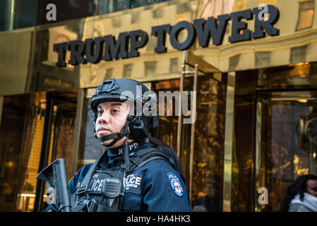 New York City, USA. 26 novembre, 2016. Après l'élection Trump Tower, un site qui attire les touristes, en vertu de l'important dispositif de sécurité. Blocus autour de Trump Tower est nouveau normal pour les New-yorkais. L'intérieur - les restaurants et les boutiques de souvenirs avec les symboles du président élu. Les touristes d'attente. Militants continuent à protester devant le blocus. Crédit : Andrey Borodulin/Alamy Live News Banque D'Images