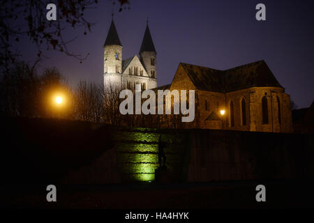 Magdeburg, Allemagne. 26 Nov, 2016. Le Kunstmuseum Kloster Unser Lieben Frauen vu dans la soirée dans la région de Magdebourg, Allemagne, 26 novembre 2016. Photo : Jens Kalaene Zentralbild-/dpa/ZB/dpa/Alamy Live News Banque D'Images