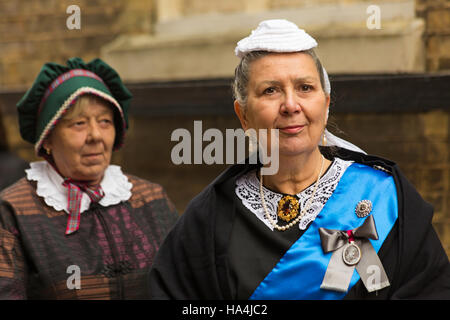 Portsmouth, Hampshire, UK 27 novembre 2016. Des milliers visiter le site de la fête de Noël à Portsmouth Historic Dockyard pour le divertissement, des personnages habillés en jours vieux et le marché de Noël. La reine Victoria Crédit : Carolyn Jenkins/Alamy Live News Banque D'Images