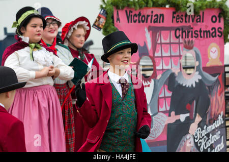 Portsmouth, Hampshire, UK 27 novembre 2016. Des milliers visiter le site de la fête de Noël à Portsmouth Historic Dockyard pour le divertissement, des personnages habillés en jours vieux et le marché de Noël. Credit : Carolyn Jenkins/Alamy Live News Banque D'Images