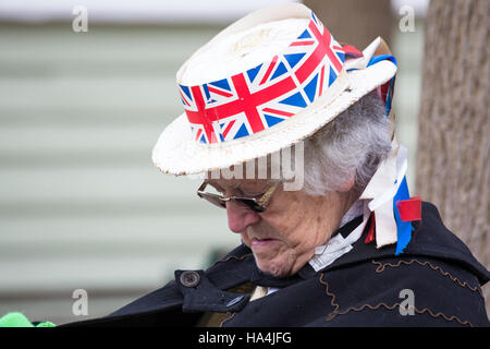 Portsmouth, Hampshire, UK 27 novembre 2016. Des milliers visiter le site de la fête de Noël à Portsmouth Historic Dockyard pour le divertissement, des personnages habillés en jours vieux et le marché de Noël. Credit : Carolyn Jenkins/Alamy Live News Banque D'Images