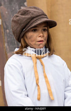 Portsmouth, Hampshire, UK 27 novembre 2016. Des milliers visiter le site de la fête de Noël à Portsmouth Historic Dockyard pour le divertissement, des personnages habillés en jours vieux et le marché de Noël. Credit : Carolyn Jenkins/Alamy Live News Banque D'Images