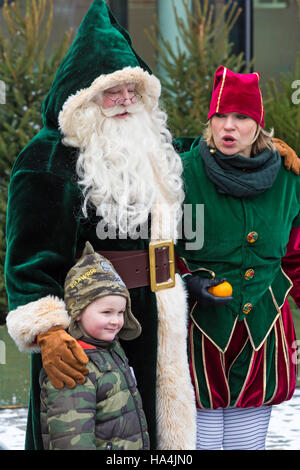 Portsmouth, Hampshire, UK 27 novembre 2016. Des milliers visiter le site de la fête de Noël à Portsmouth Historic Dockyard pour le divertissement, des personnages habillés en jours vieux et le marché de Noël. Père Noël, Père Noël, habillé en costume vert victorien et son lutin Miss Chief helper et jeune garçon. Credit : Carolyn Jenkins/Alamy Live News Banque D'Images