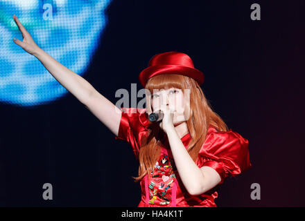 Tokyo, Japon. 27 Nov, 2016. Kyary Pamyu Pamyu effectue pendant la Moshi Moshi Nippon 2016 Festival le 27 novembre 2016, le festival vise à promouvoir la culture populaire japonaise (mode, tv, de la technologie, de la musique et de l'alimentation) pour le monde, et les visiteurs non-Japonais sont en mesure de participer à l'événement gratuitement en montrant leur passeport. Cette année, l'événement de deux jours comprenait des spectacles par des stars de la pop japonaise, sirène silencieuse Dempagumi.inc, Tempura Kids, capsule et Kyary Pamyu Pamyu au Tokyo Metropolitan Gymnasium. Aflo Co.,Ltd/Alamy Live News Banque D'Images