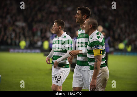 Glasgow, Royaume-Uni. 27 Nov, 2016. Les joueurs celtiques célèbrent à la fin Crédit : Tony Clerkson/Alamy Live News Banque D'Images