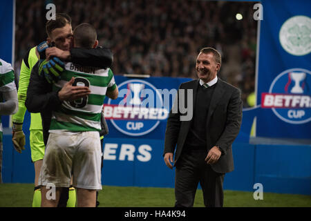 Glasgow, Royaume-Uni. 27 Nov, 2016. Les joueurs celtiques célèbrent à la fin Crédit : Tony Clerkson/Alamy Live News Banque D'Images