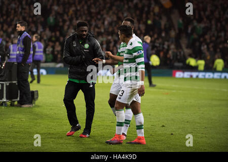 Glasgow, Royaume-Uni. 27 Nov, 2016. Les joueurs celtiques célèbrent à la fin Crédit : Tony Clerkson/Alamy Live News Banque D'Images