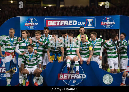 Glasgow, Royaume-Uni. 27 Nov, 2016. Les joueurs celtiques célèbrent à la fin Crédit : Tony Clerkson/Alamy Live News Banque D'Images