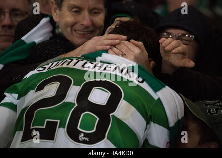 Aberdeen v Celtic, Betrfred finale de Coupe de Ligue, Glasgow, Royaume-Uni. 27 Nov, 2016. Erik Sviatchenko célèbre avec les fans Crédit : Tony Clerkson/Alamy Live News Banque D'Images