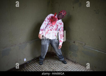 Buenos Aires, Argentine. 27 Nov, 2016. Un homme prend part à la "Zombie Walk" à Buenos Aires, Argentine, le 27 novembre 2016. Crédit : Martin Zabala/Xinhua/Alamy Live News Banque D'Images