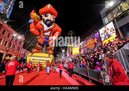 Los Angeles, USA. 27 Nov, 2016. Un ballon géant est perçue lors de la 85e parade de Noël annuel de Hollywood à Los Angeles, États-Unis, le 27 novembre 2016. Credit : Zhao Hanrong/Xinhua/Alamy Live News Banque D'Images