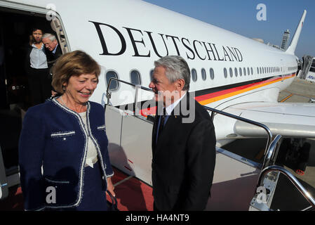 Osaka, Japon. 18 Nov, 2016. Le président fédéral allemand Joachim Gauck et son partenaire Daniela Schadt vague à l'aéroport d'Osaka, au Japon, 18 novembre 2016. La dernière destination de leur voyage sera Nagasaki. Le président fédéral allemand sur une ist au Japon visite de cinq jours. Photo : Wolfgang Kumm/dpa/Alamy Live News Banque D'Images