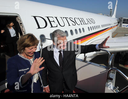 Osaka, Japon. 18 Nov, 2016. Le président fédéral allemand Joachim Gauck et son partenaire Daniela Schadt vague à l'aéroport d'Osaka, au Japon, 18 novembre 2016. La dernière destination de leur voyage sera Nagasaki. Le président fédéral allemand est sur une visite de cinq jours au Japon. Photo : Wolfgang Kumm/dpa/Alamy Live News Banque D'Images