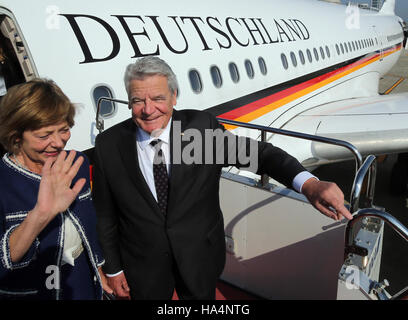 Osaka, Japon. 18 Nov, 2016. Le président fédéral allemand Joachim Gauck et son partenaire Daniela Schadt vague à l'aéroport d'Osaka, au Japon, 18 novembre 2016. La dernière destination de leur voyage sera Nagasaki. Le président fédéral allemand est sur une visite de cinq jours au Japon. Photo : Wolfgang Kumm/dpa/Alamy Live News Banque D'Images