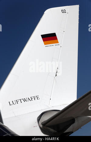 Osaka, Japon. 18 Nov, 2016. Un Airbus A340-300 de la Bundeswehr des appareils militaires des forces aériennes allemandes se situe à l'aéroport d'Osaka, Japon, 18 novembre 2016. Le président fédéral allemand est sur une visite de cinq jours au Japon. Photo : Wolfgang Kumm/dpa/Alamy Live News Banque D'Images