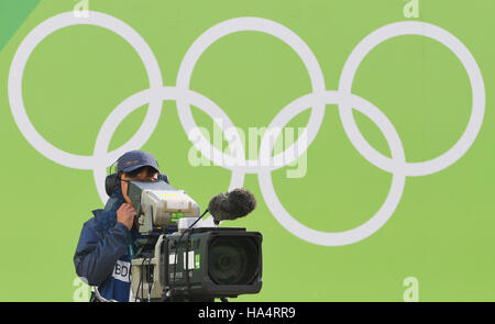 Rio de Janeiro, Brésil. Août 11, 2016. Fichier - un caméraman de télévision pousses durant la 1/8 individuelles des femmes de l'éliminations durant les événements de tir à l'ARC aux Jeux Olympiques de 2016 à Rio le Sambódromo à Rio de Janeiro, Brésil, le 11 août 2016. Photo : Sebastian Kahnert/dpa (zu dpa 'Kein Olympia bei ARD und ZDF : Eurosport sendet exklusiv' am 28.11.2016) Photo : Sebastian Kahnert/dpa-Zentralbild/apd /afp/Alamy Live News Banque D'Images