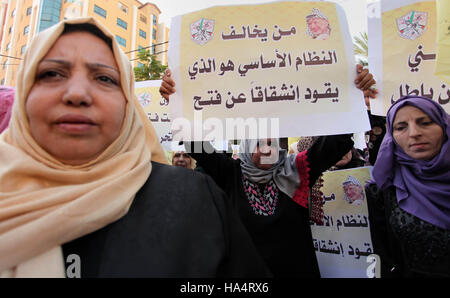 La ville de Gaza, bande de Gaza, territoire palestinien. 28 Nov, 2016. Les Palestiniens qui l'appui des cadres supérieurs palestiniens du Fatah Mohammed Dahlan, tenir des banderoles et drapeaux nationaux au cours d'une manifestation contre le président palestinien Mahmoud Abbas à Gaza le 28 novembre 2016 Crédit : Ashraf Amra/APA/Images/fil ZUMA Alamy Live News Banque D'Images