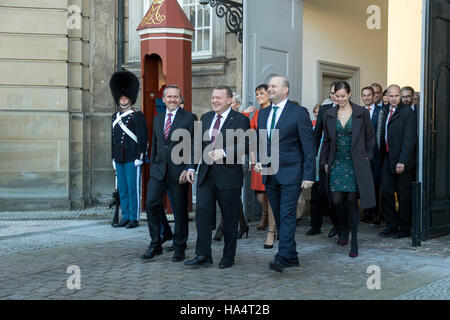 Copenhague, Danemark. 28 Nov, 2016. Un an et demi, le gouvernement danois a réformé pour inclure deux autres parties. Le premier ministre Lars Løkke Rasmussen (Venstre) a présenté son nouveau gouvernement à la reine du Danemark au Palais d'Amalienborg. Credit : Jacob Crawfurd/Alamy Live News Banque D'Images