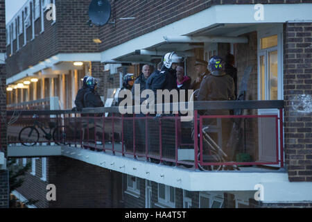 Kingston-upon-Thames, London, UK. 27 Nov, 2016. Un homme a été arrêté après trois heures de siège à Kingston-upon-Thames, dans le sud-ouest de Londres, le dimanche après-midi. Des dizaines de policiers en tenue de combat ont assisté à la scène sur un conseil en immobilier Wessex Fermer, Gloucester Road. Crédit : à vue/Photographique Alamy Live News Banque D'Images