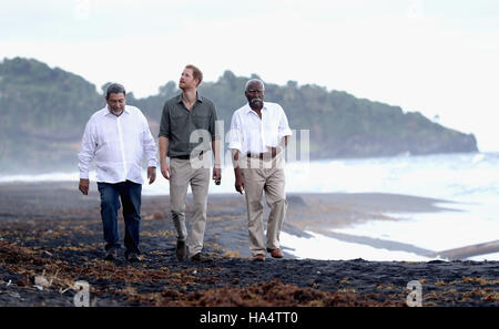 Le prince Harry avec le Premier ministre Ralph Gonsalves (à gauche) et Gouverneur-général Frederick Ballantyne à un projet de conservation des tortues marines à Colonarie Beach, Saint Vincent et les Grenadines, au cours de la deuxième étape de sa tournée des Antilles. Banque D'Images