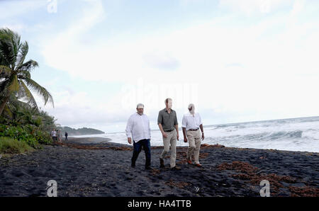 Le prince Harry avec le Premier ministre Ralph Gonsalves (à gauche) et Gouverneur-général Frederick Ballantyne à un projet de conservation des tortues marines à Colonarie Beach, Saint Vincent et les Grenadines, au cours de la deuxième étape de sa tournée des Antilles. Banque D'Images