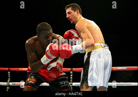 Andrea Scarpa Ohara et Davies (à gauche) au cours de l'argent titre WBC super léger combat à l'arène de l'ESS, Wembley. Banque D'Images