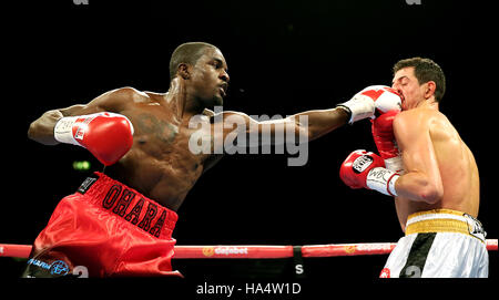 Andrea Scarpa Ohara et Davies (à gauche) au cours de l'argent titre WBC super léger combat à l'arène de l'ESS, Wembley. Banque D'Images