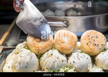 Poêlée de porc chinois bun dans food market, Shanghai, Chine. Cuisine chinoise Shanghai Tradition. Banque D'Images