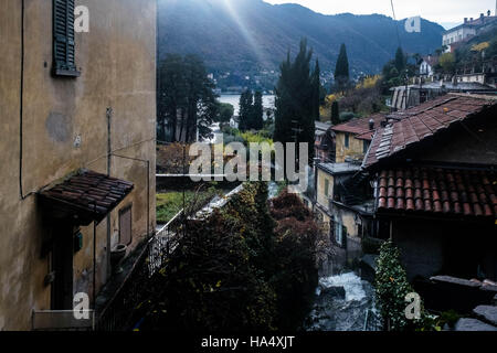 Como, Italie. 26 Nov, 2016. Moltrasio est une ville dans la province de Côme dans la région Lombardie, situé à environ 45 kilomètres au nord de Milan et à environ 6 kilomètres au nord de Côme, près de la frontière avec la Suisse, sur la rive ouest du lac de Côme. L'automne donner à la ville une atmosphère particulière. © Mairo Cinquetti/Pacific Press/Alamy Live News Banque D'Images