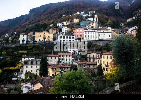 Como, Italie. 26 Nov, 2016. Moltrasio est une ville dans la province de Côme dans la région Lombardie, situé à environ 45 kilomètres au nord de Milan et à environ 6 kilomètres au nord de Côme, près de la frontière avec la Suisse, sur la rive ouest du lac de Côme. L'automne donner à la ville une atmosphère particulière. © Mairo Cinquetti/Pacific Press/Alamy Live News Banque D'Images