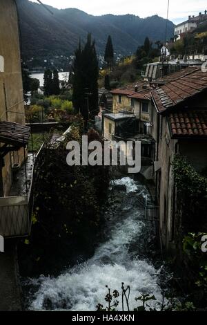 Como, Italie. 26 Nov, 2016. Moltrasio est une ville dans la province de Côme dans la région Lombardie, situé à environ 45 kilomètres au nord de Milan et à environ 6 kilomètres au nord de Côme, près de la frontière avec la Suisse, sur la rive ouest du lac de Côme. L'automne donner à la ville une atmosphère particulière. © Mairo Cinquetti/Pacific Press/Alamy Live News Banque D'Images