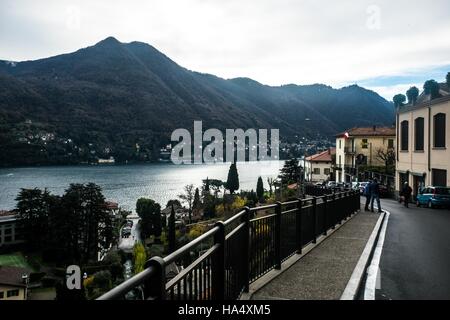 Como, Italie. 26 Nov, 2016. Moltrasio est une ville dans la province de Côme dans la région Lombardie, situé à environ 45 kilomètres au nord de Milan et à environ 6 kilomètres au nord de Côme, près de la frontière avec la Suisse, sur la rive ouest du lac de Côme. L'automne donner à la ville une atmosphère particulière. © Mairo Cinquetti/Pacific Press/Alamy Live News Banque D'Images