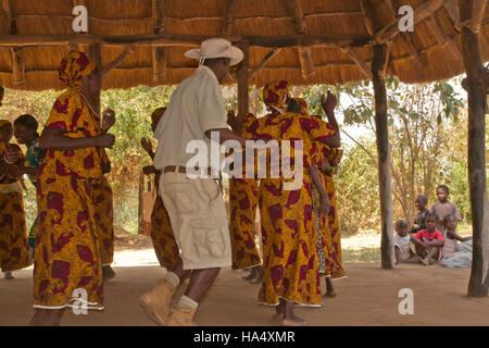 La danse africaine traditionnelle Goba, avec notre guide qui a grandi dans ce village, se joindre à d'autres vivant encore dans son village Banque D'Images