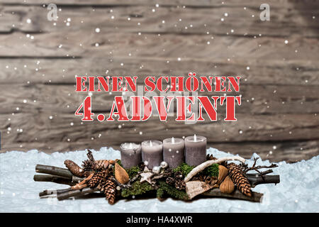 Joyeux Noël Décoration avènement avec brûler bougie gris fond flou snow message texte allemand 4e Banque D'Images