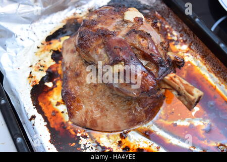 Vue du dessus de l'épaule d'agneau au four dans une plaque à pâtisserie Banque D'Images