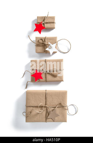 Boîtes cadeaux avec du papier en forme d'étiquette sur fond blanc. Vacances concept Banque D'Images