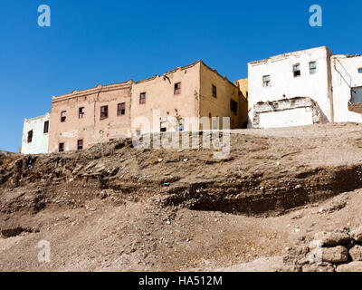 Quelques maisons anciennes à Qurnet Murai sur la rive ouest du Nil à Louxor, Égypte Banque D'Images