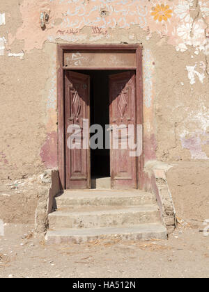 Porte métallique ouvragée dans une des rares maisons anciennes à Qurnet Murai sur la rive ouest du Nil à Louxor, Égypte Banque D'Images