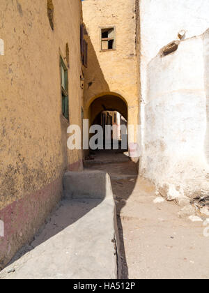 Par passage les quelques maisons anciennes à Qurnet Murai sur la rive ouest du Nil à Louxor, Égypte Banque D'Images