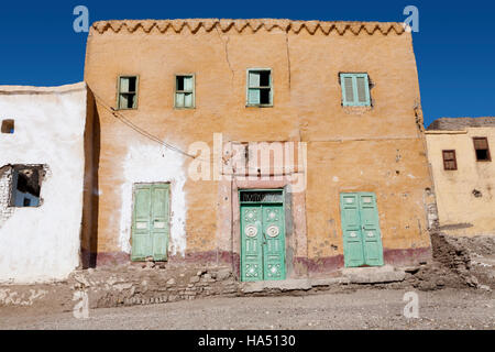 Quelques maisons anciennes à Qurnet Murai sur la rive ouest du Nil à Louxor, Égypte Banque D'Images